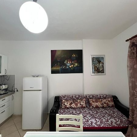 Vivi La Tua Vacanza Con L'Appartamento 1 Di Ervin! Enjoy Your Holiday With Ervin'S Apartment 1! Vlorë Exteriör bild