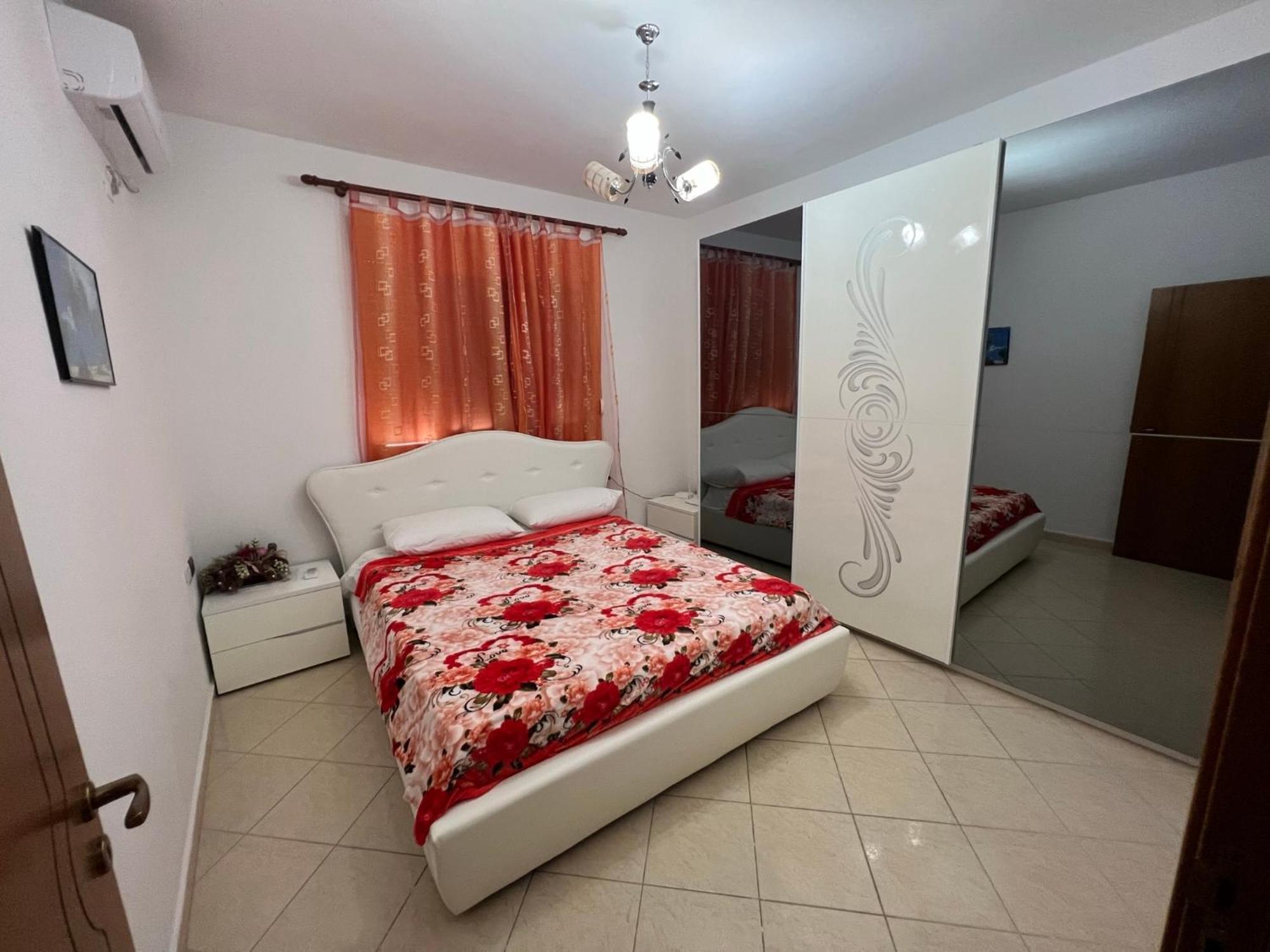 Vivi La Tua Vacanza Con L'Appartamento 1 Di Ervin! Enjoy Your Holiday With Ervin'S Apartment 1! Vlorë Exteriör bild